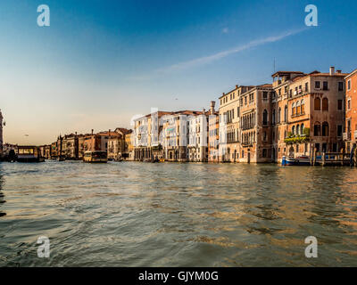 Alla veneziana tradizionali edifici lungo il Canal Grande di Venezia. L'Italia. Foto Stock