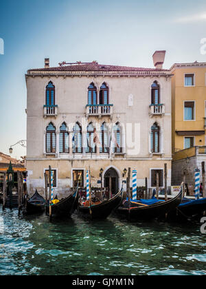 Gondole attraccate nella parte anteriore di un tradizionale edificio Veneziano. Venezia, Italia. Foto Stock