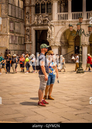 Maschio utilizzando turistica selfie stick a prendere selfie in Piazetta San Marco a Venezia, Italia. Foto Stock