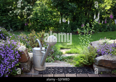 Lo zinco annaffiatoio in giardino Foto Stock