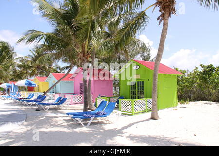 Pittoresca spiaggia di capanne in Bahamas Foto Stock