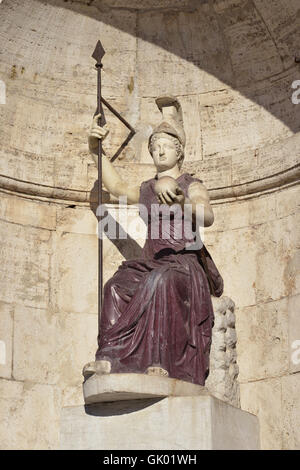 Marmo Antico e porfido statua di Minerva come Dea Roma con lancia e globo in piazza del Campidoglio, Roma Foto Stock