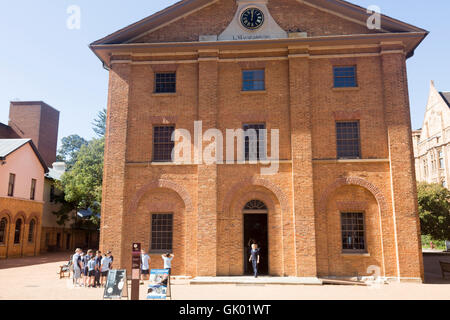 A scuola i bambini in visita sito Patrimonio Mondiale Hyde Park Barracks museo storico in Macquarie Street, Sydney, Australia Foto Stock