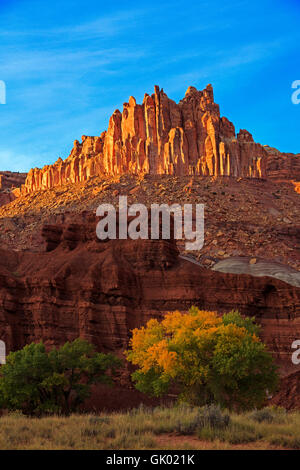 In questo verticale shot il tardo pomeriggio di sole illumina 'il castello " formazione a Capitol Reef National Park nello Utah Foto Stock