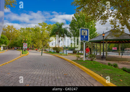 TIGRE, ARGENTINA - Maggio 02, 2016: le donne non identificato camminando sul marciapiede accanto ad una bella strada vicino al fiume Foto Stock