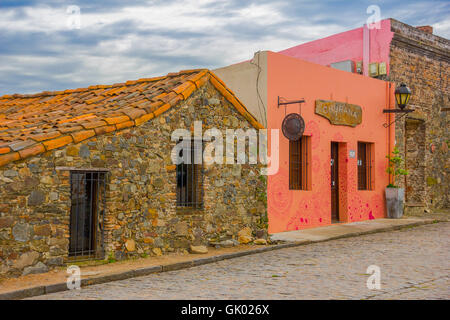 COLONIA DEL SACRAMENTO, Uruguay - Maggio 04, 2016: facciata di alcune vecchie case con uno stile coloniale Foto Stock