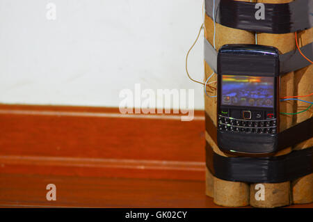 Fatto a mano bomba con alcuni esplosivi e un telefono cellulare Foto Stock