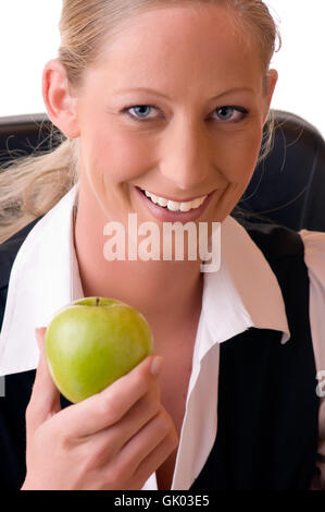 Giovane donna azienda Apple nella sua mano Foto Stock