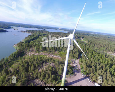 Vista aerea su un bianco wind power mill, nell arcipelago finlandese, fuori barosund, in Inkoo, Finlandia Foto Stock