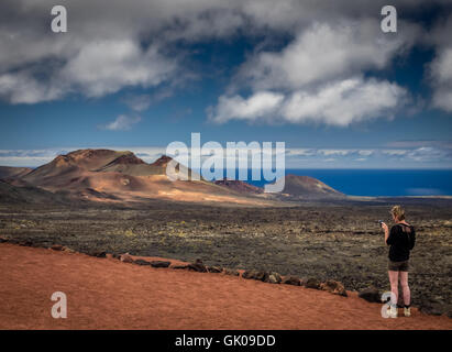 Lanzarote, Spagna - Agosto 23, 2016: turisti fotografare il Parco Nazionale di Timanfaya Foto Stock