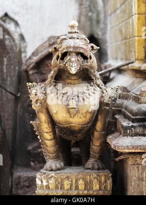Una statua al di fuori di una pagoda a Lukla, Nepal. Foto Stock