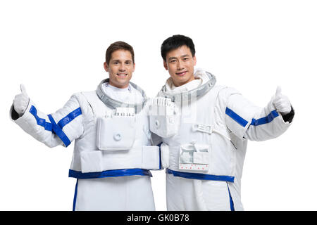 Studio shot due astronauti maschio Foto Stock