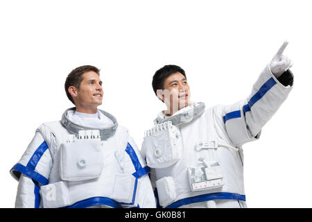 Studio shot due astronauti maschio Foto Stock