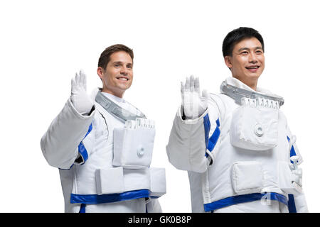 Studio shot due astronauti maschio Foto Stock