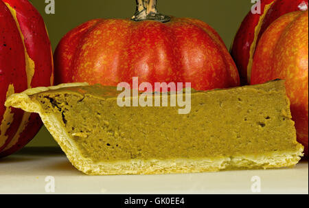 Una fetta di fatti in casa torta di zucca per le vacanze. Torta di zucca è un dolce torta dolce con spezie, la zucca a base di riempimento della crema. Foto Stock