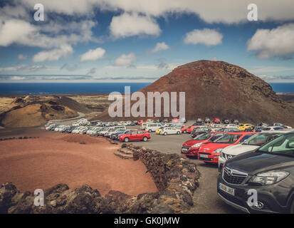 Lanzarote, Spagna - Agosto 23, 2016: automobili parcheggiate all'ingresso per il Parco Nazionale di Timanfaya anche chiamato Montanas del fu Foto Stock