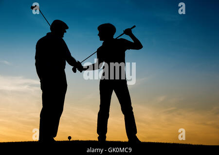 Coppia matura per giocare a golf in sunset Foto Stock