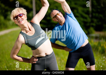 Coppia senior facendo sport nella natura Foto Stock