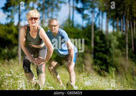 Coppia senior facendo sport nella natura Foto Stock