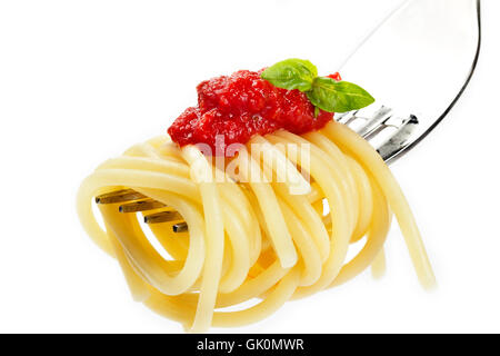 Spaghetti sulla forcella di salsa al basilico Foto Stock