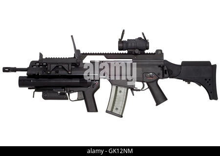 Pistola nato militari g36 arma di guerra braccio automatico bracci di attacco calibro automatico digitale pistola alla moda moderno militare nato arma di guerra armi di bloccaggio vite otturatore ottico di vista ottica magazin clip di supporto corps black white background metallico metallico Barile pericoloso esercito cinturino armamento oggetto Foto Stock