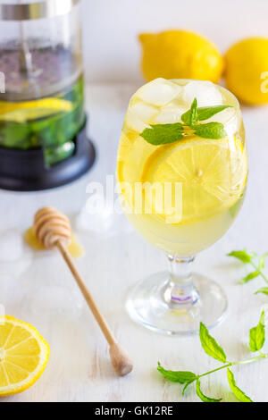 Menta e limone Tè freddo Foto Stock