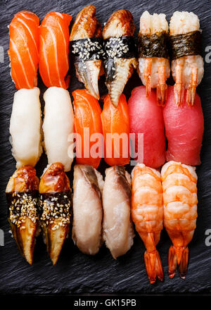 Il nigiri sushi set su nero ardesia pietra close up Foto Stock