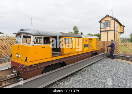 La bure Valley Railway locomotive diesel essendo ruotato intorno a. La linea è una ferrovia a scartamento ridotto in esecuzione in Norfolk, Regno Unito. Foto Stock