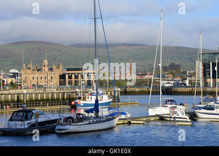 Barche di fronte al Harbour Commissioners office, Belfast Foto Stock