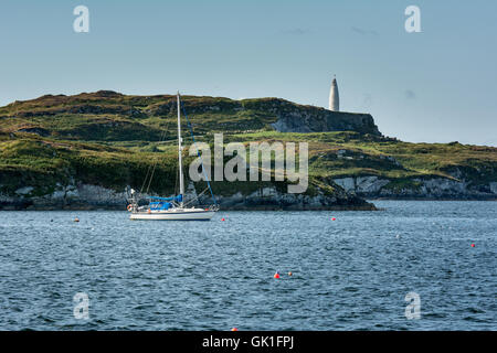 Yacht ancorate al di fuori di testa di Baltimora in West Cork lungo la selvaggia modo Atlantico sulla costa occidentale dell' Irlanda Foto Stock