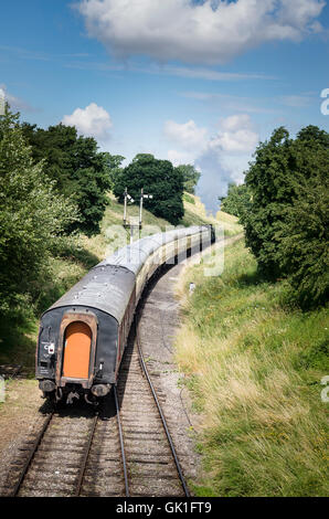 Un treno a vapore la rubrica per Cheltenham Regno Unito sul patrimonio linea GWR Foto Stock