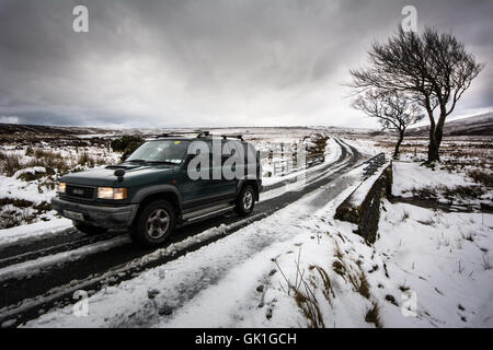 La trazione a quattro ruote motrici del veicolo attraverso unità Condizioni Inverno in campagna - Sally Gap, Wicklow, Irlanda Foto Stock