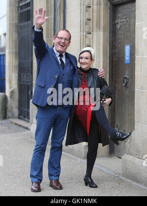 BGT Ian Marshall e la moglie Ann fuori ITV Studios con: Ian Marshall, Ann Marshall dove: Londra, Regno Unito quando: 25 Apr 2016 Foto Stock