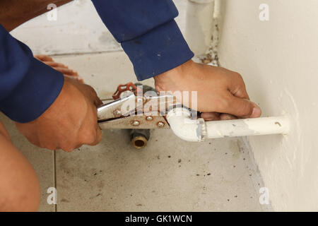 Manutenzione Impianti idraulici installati misuratore di acqua mano focale. Foto Stock