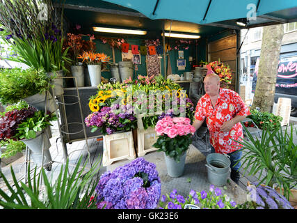 Un colorato negozio di fiori nel centro di Rotterdam. Foto Stock