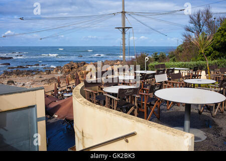 Outdoor cafe ristorante alla costa dell'Oceano Atlantico in Foz, Porto, Portogallo Foto Stock