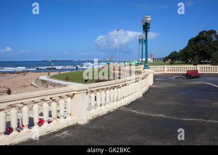 Promenade terrazza con balaustra a Foz do Douro dall' Oceano Atlantico a Porto, Portogallo Foto Stock