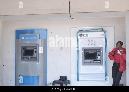 Punto di contanti Auto scrutatori di Barclays e FNB in Kasane Botswana portare bancari per il terzo mondo economie. Foto Stock