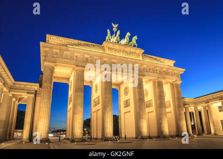 La Porta di Brandeburgo a Berlino la notte, Germania Foto Stock