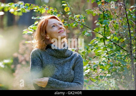 Donna moda natura bellezza modalità matura frau natur donne adulte natura maturi belle ragazze di bellezza ragazza stili di vita lifestyle giovani femmine persone all'esterno outdoor felicità paesaggio felice libertà sorridente sorriso estate persona allegra gioia verde alla luce del sole una eccitazione umano sano relax vacanze scena capelli ca Foto Stock