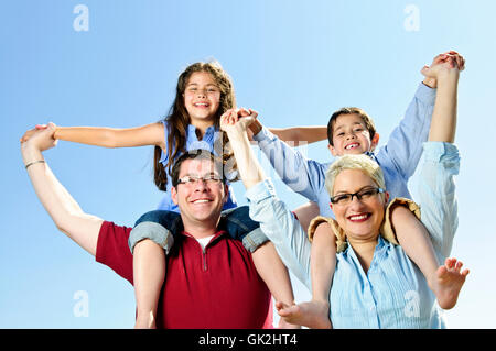 Quattro i genitori felici Foto Stock