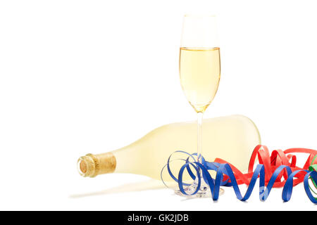 Vino spumante con bottiglia dietro bandiere Foto Stock