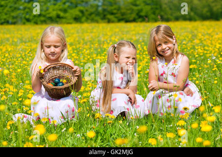 Bambini su easter egg hunt Foto Stock