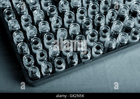 Fiale di medici in rack Foto Stock