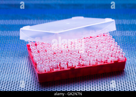 Fiale di medici in rack Foto Stock