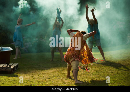 Cscape Dance Company eseguire le loro spettacolari Neptunalia a Trebah Gardens in Cornovaglia. Foto Stock