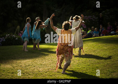 Cscape Dance Company eseguire le loro spettacolari Neptunalia a Trebah Gardens in Cornovaglia. Foto Stock