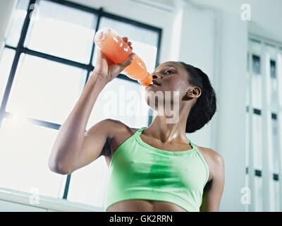 Donna bere Foto Stock