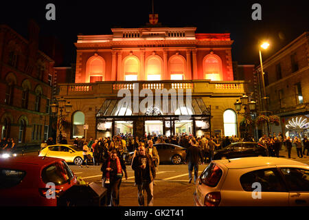 Ulster Hall di notte dopo un concerto di Belfast Foto Stock