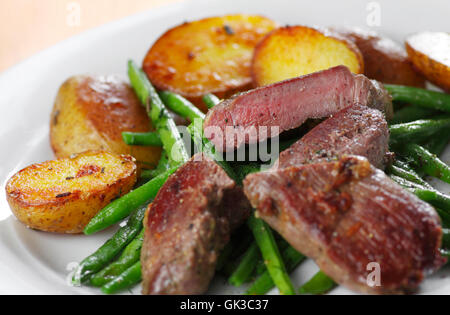 Bistecca di agnello con fagioli Foto Stock